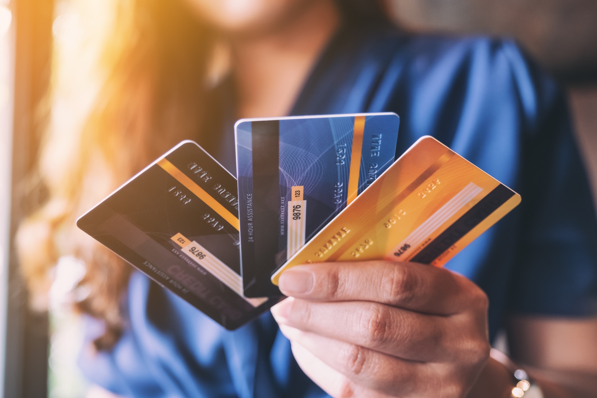 How To Use Credit Cards Responsibly and Maximize Benefits Thumbnail